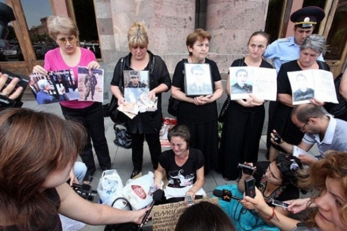  Սպանված հայ զինծառայողների ծնողները ֆլեշմոբ են կազմակերպել 
 