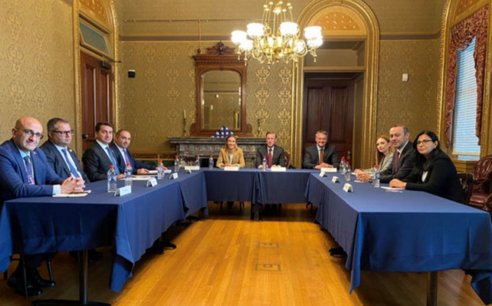  Սպիտակ տանը հանդիպմանը ադրբեջանական պատվիրակությունը եկել էր Xarıbülbül կրծքանշաններով
 