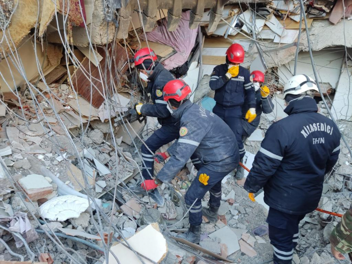   Ադրբեջանցի փրկարարները Թուրքիայում փլատակների տակից փրկել են 53 մարդու
  