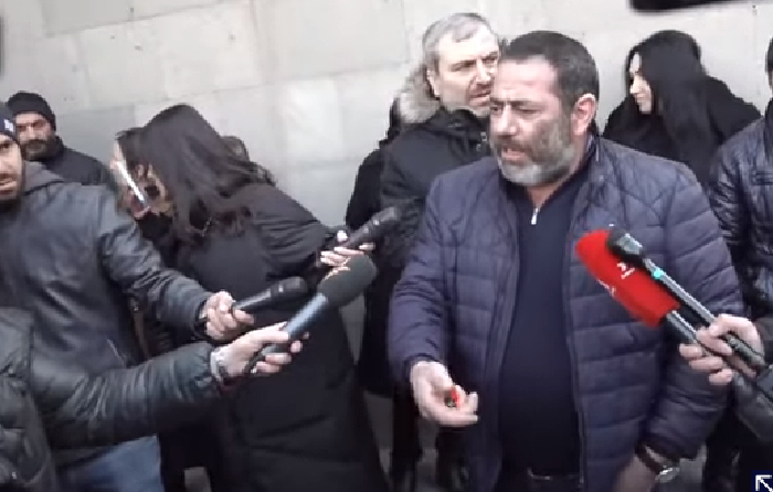   Բողոքի ցույց Երևանում.  այրված զինվորների ծնողները հանդիպում են պահանջում Փաշինյանի հետ
 