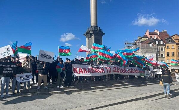  Ադրբեջանցիները Վարշավայում բողոքում են ընդդեմ Հայաստանի ականային ահաբեկչության 
 