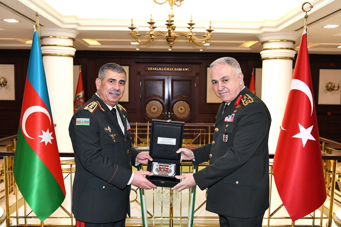   Ադրբեջանի ՊՆ ղեկավարը հանդիպել է Թուրքիայի Զինված ուժերի գլխավոր շտաբի պետի հետ
  