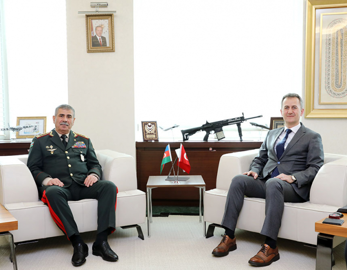   Զաքիր Հասանովը հանդիպել է Թուրքիայի պաշտպանական արդյունաբերության կոմիտեի նախագահի հետ
  
