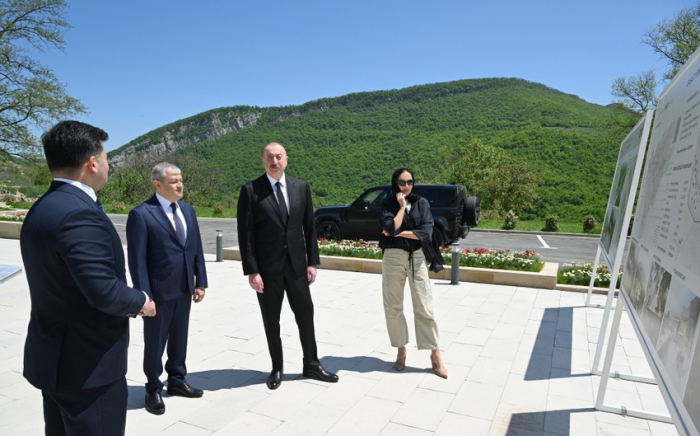   Ալիևները մասնակցե են Շուշայի շրջանի Դաշալթը գյուղում մզկիթի բացմանը
  