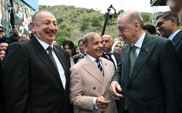  Ադրբեջանի, Թուրքիայի և Պակիստանի առաջնորդները զբոսնել են Լաչինում
 
