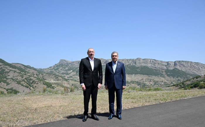   Ալիևը և Բերդըմուհամեդովը լուսանկարվել են Դաշալթը գյուղի ֆոնին
  