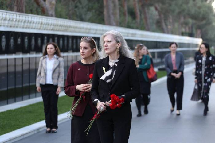  Էլիսոն Հուքերը այցելել է Բաքվում Նահատակների ծառուղի
 