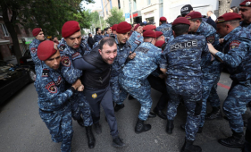  Երևանում ռևանշիստները փակում են փողոցները.  ոստիկանները բերման են ենթարկում 
 